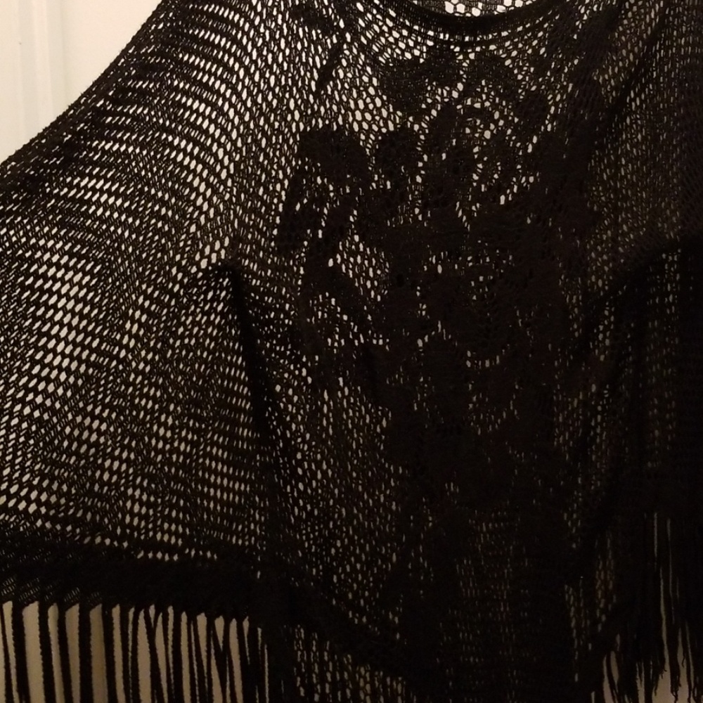 BEAUTIFUL NETTED ROSE DESIGN PONCHO/SHAWL - Picture 3 of 5